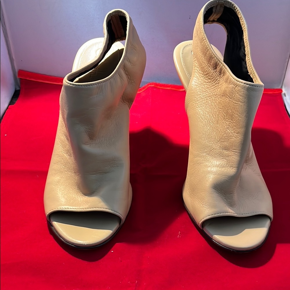 Elegant Tan Women's Peep-Toe Shoes